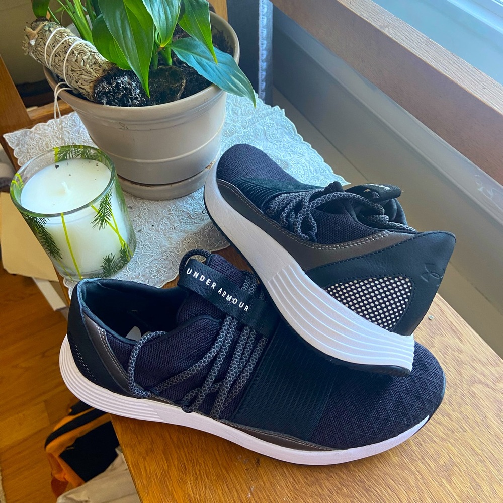 Black Under Armour Sneakers Size 7 like new
